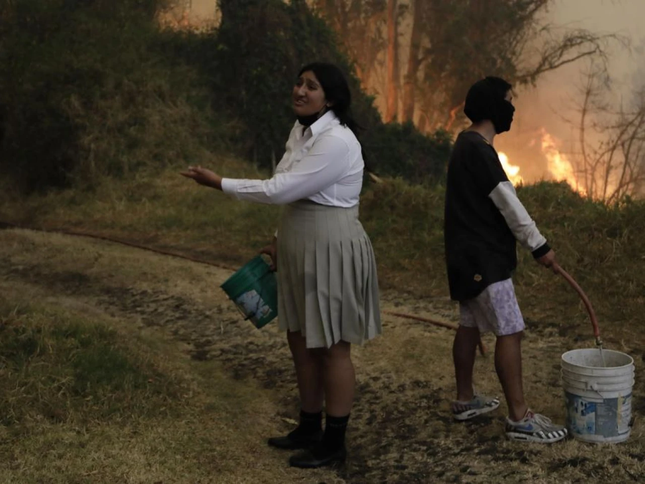 Incendios en Quito dejan bomberos heridos y familias evacuadas