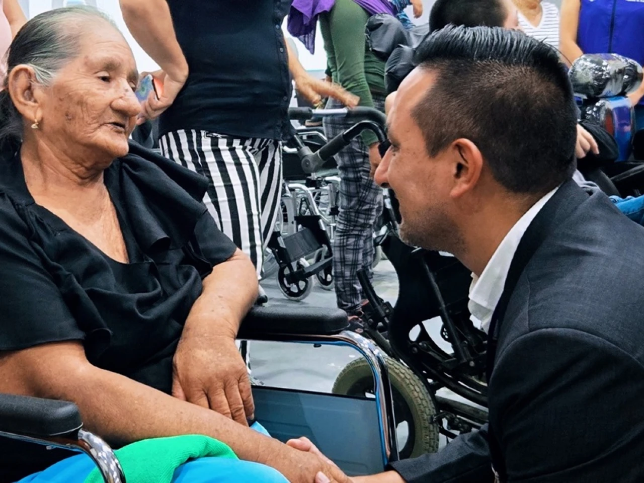 Orellana: Personas con discapacidad recibieron ayudas técnicas