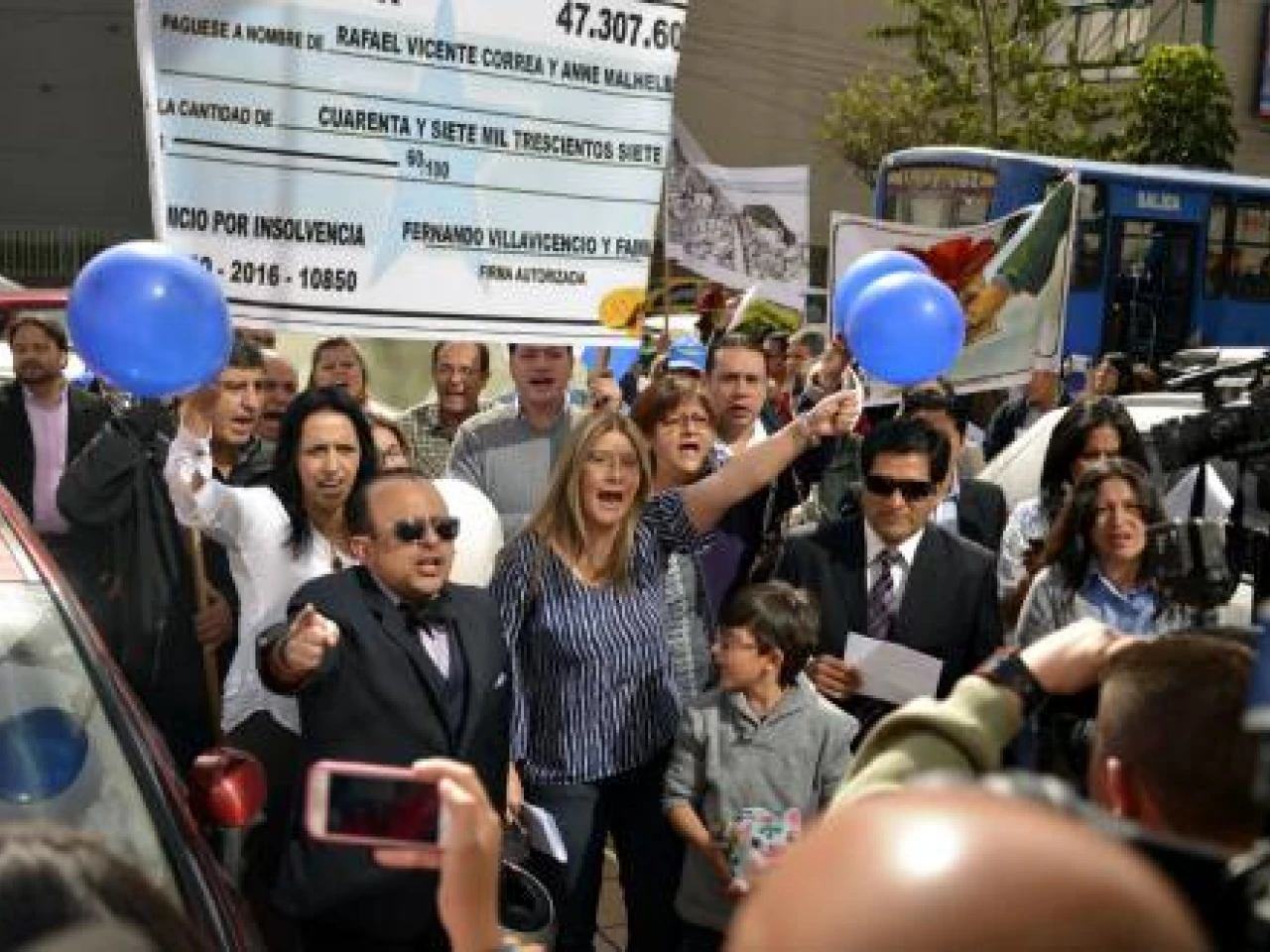 Fernando Villavicencio cancela indemnización en caso por injuria contra presidente Correa