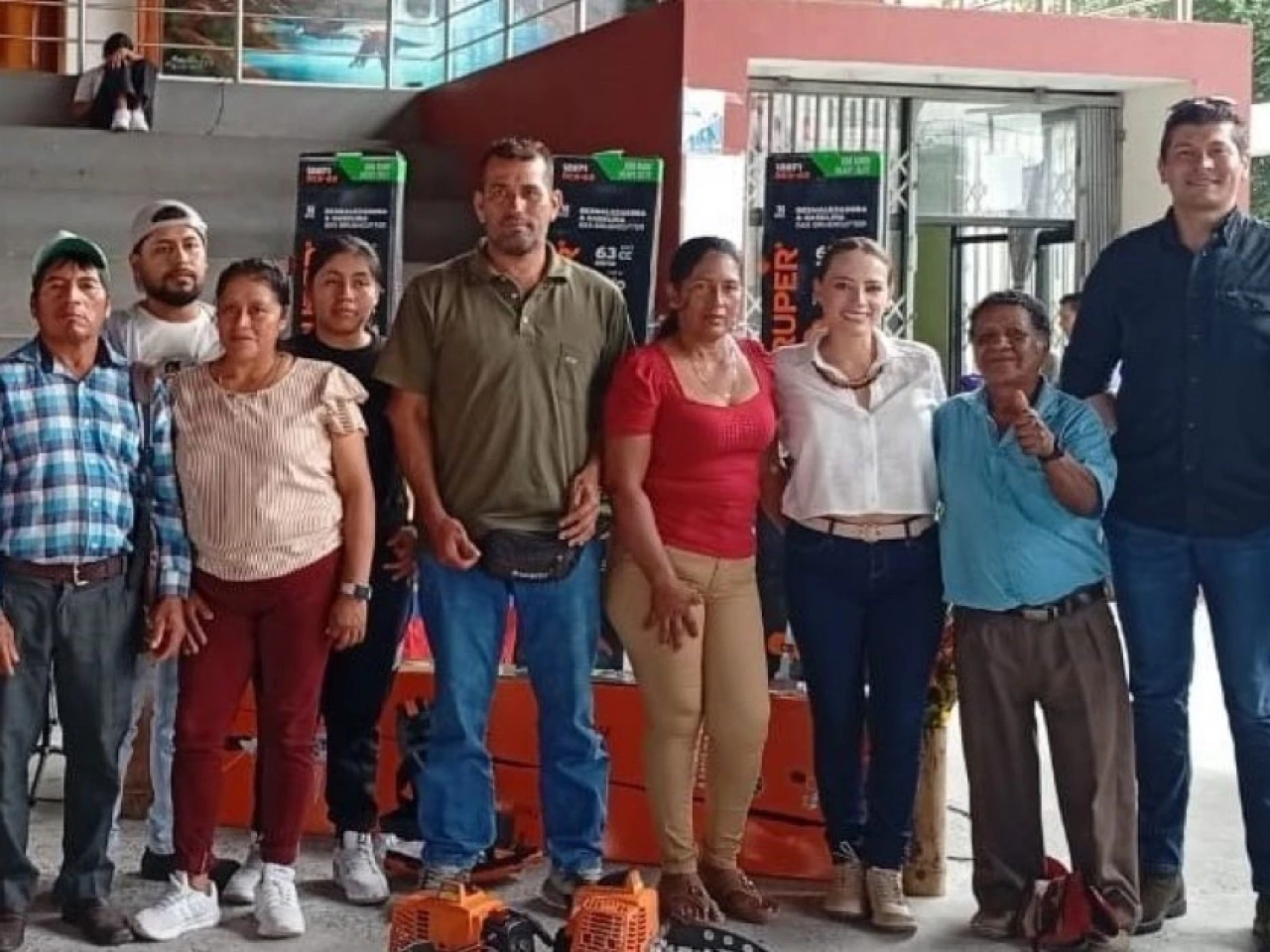 Orellana: Productores recibieron maquinaria, equipamiento y títulos
