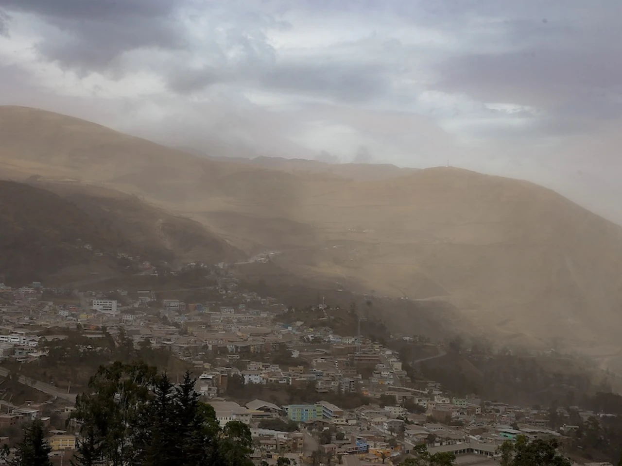 Caída de ceniza del Sangay afecta a cinco provincias