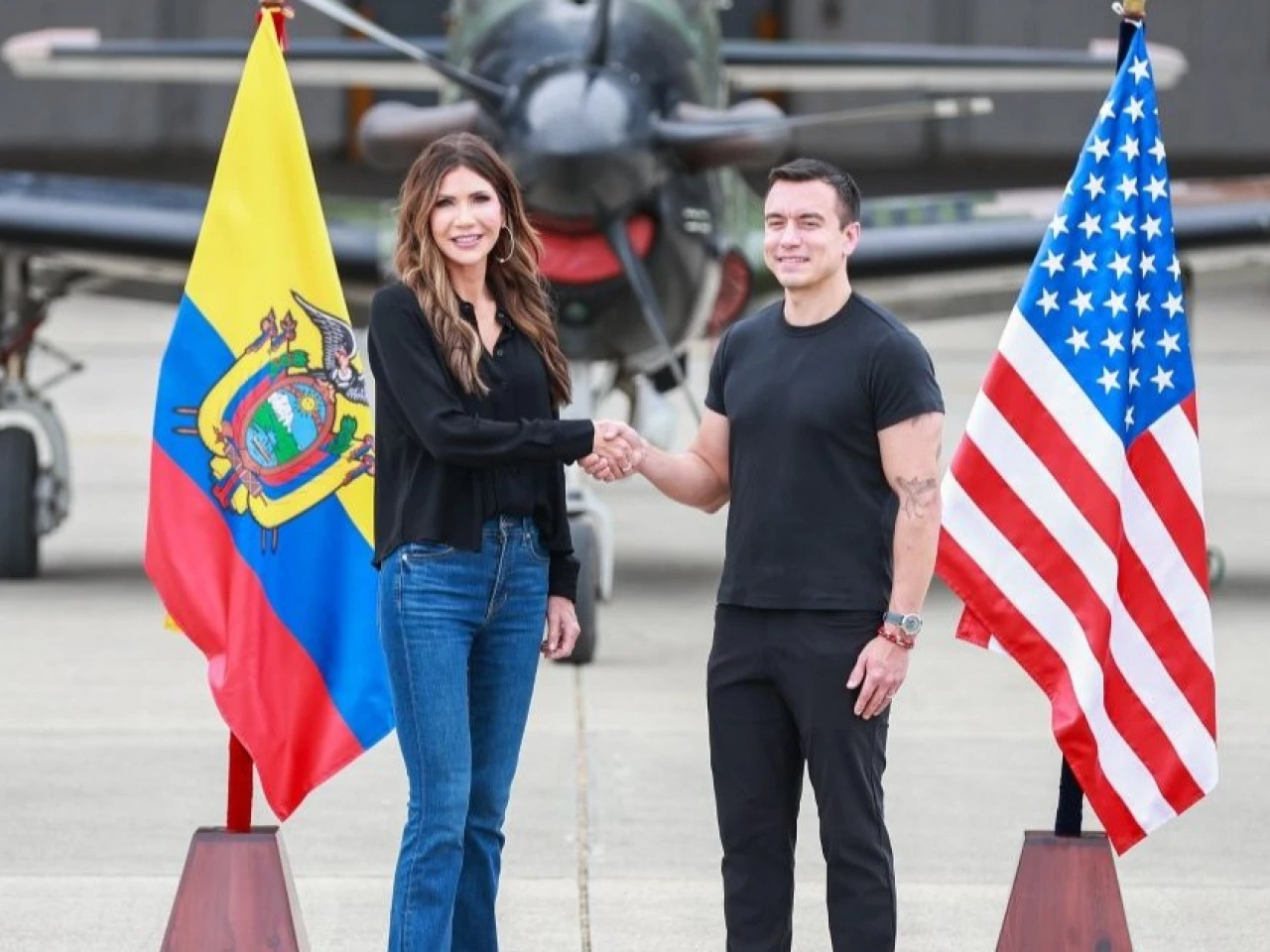 Noboa y Noem inspeccionaron la antigua base estadounidense en Manta