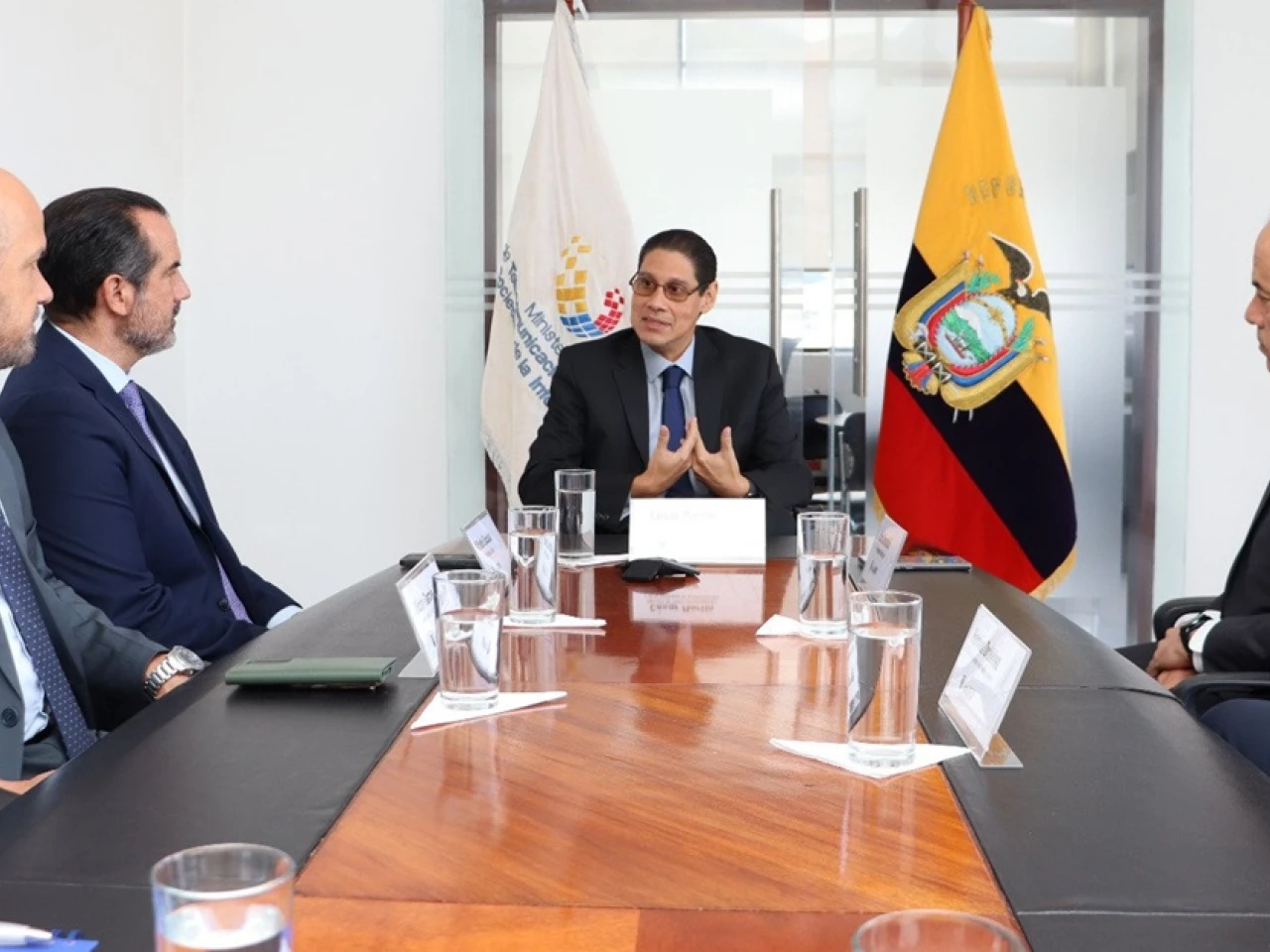 El gobierno se reúne con Telefónica y Claro