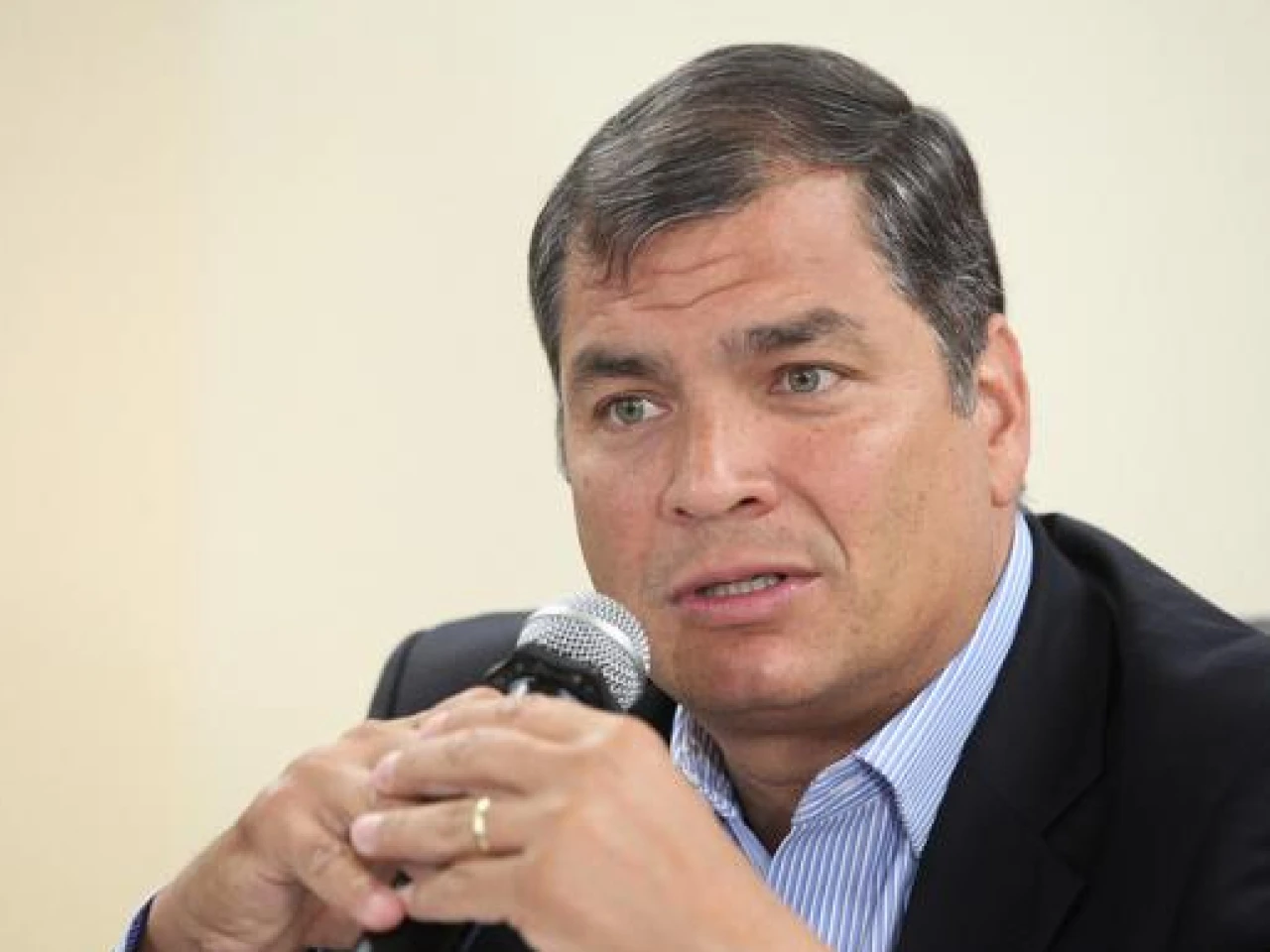 Correa anuncia aranceles para socios andinos