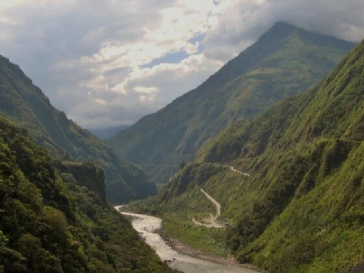 Inversionistas mineros buscan activos en Ecuador pese al estancamiento de nuevas concesiones