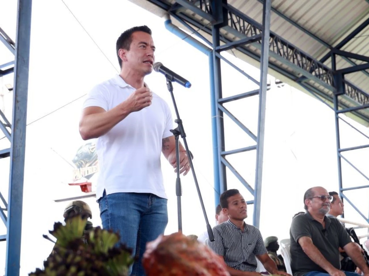 Noboa anuncia condonación de deudas por las inundaciones 