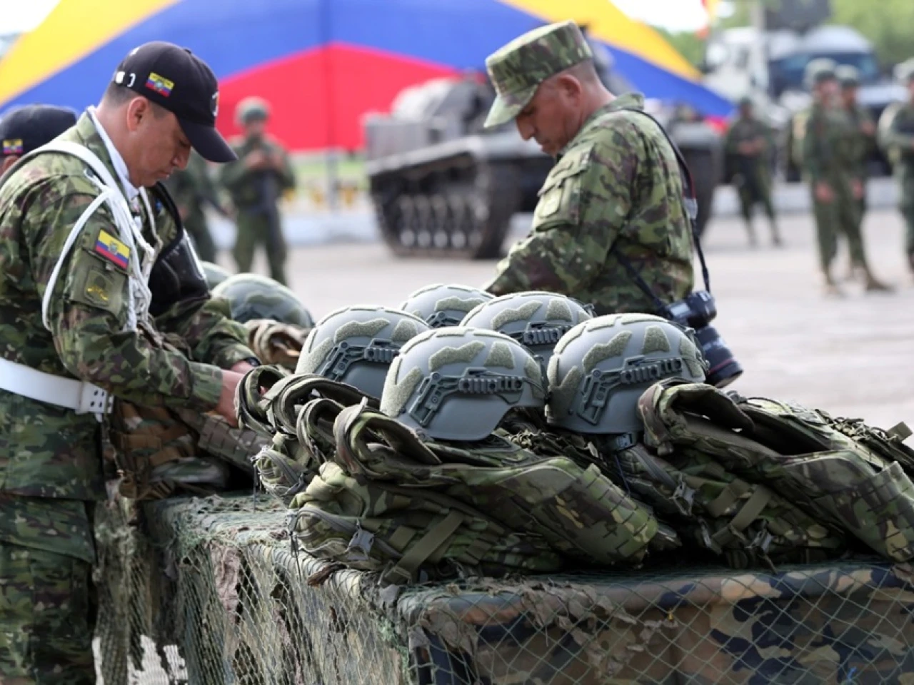 Fuerzas Armadas recibieron 30.000 cascos y chalecos