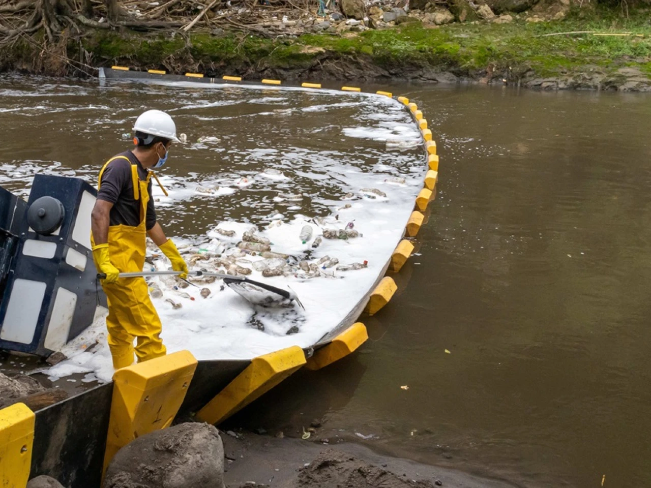 'Galápagos Guardians': tecnología y educación para erradicar plásticos de ríos de Ecuador