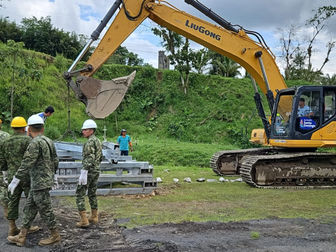 La estructura del puente para el río Blanco arribó a Santo Domingo de los Tsáchilas