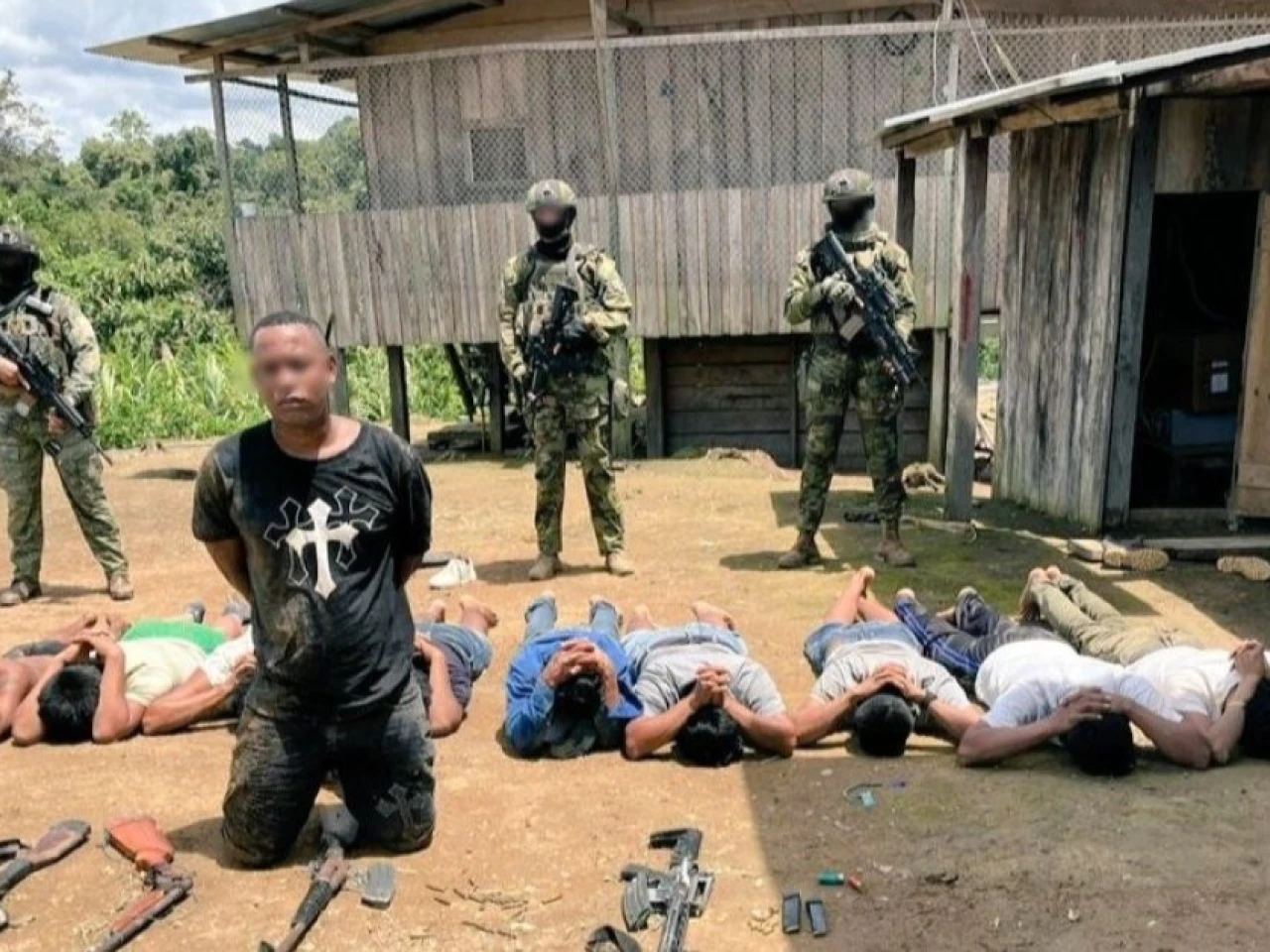 Detienen a presunto líder del Frente Oliver Sinisterra en operativo militar en Esmeraldas