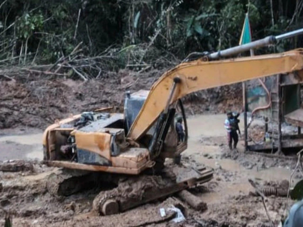 Ejército destruye maquinaria y campamento vinculados a minería ilegal en Napo