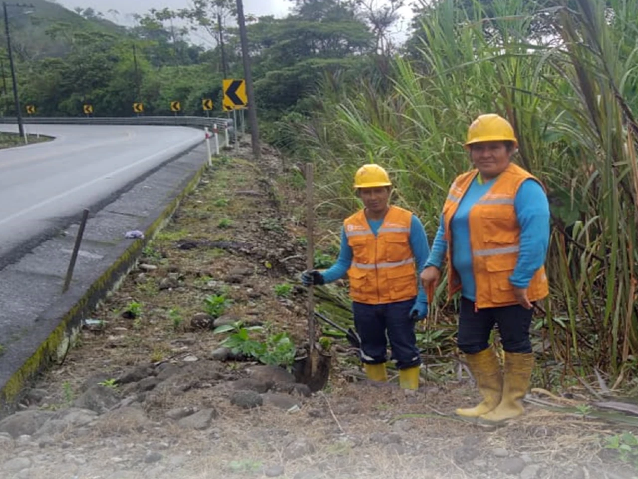 Familias kichwas trabajan en el mantenimiento vial en Pastaza