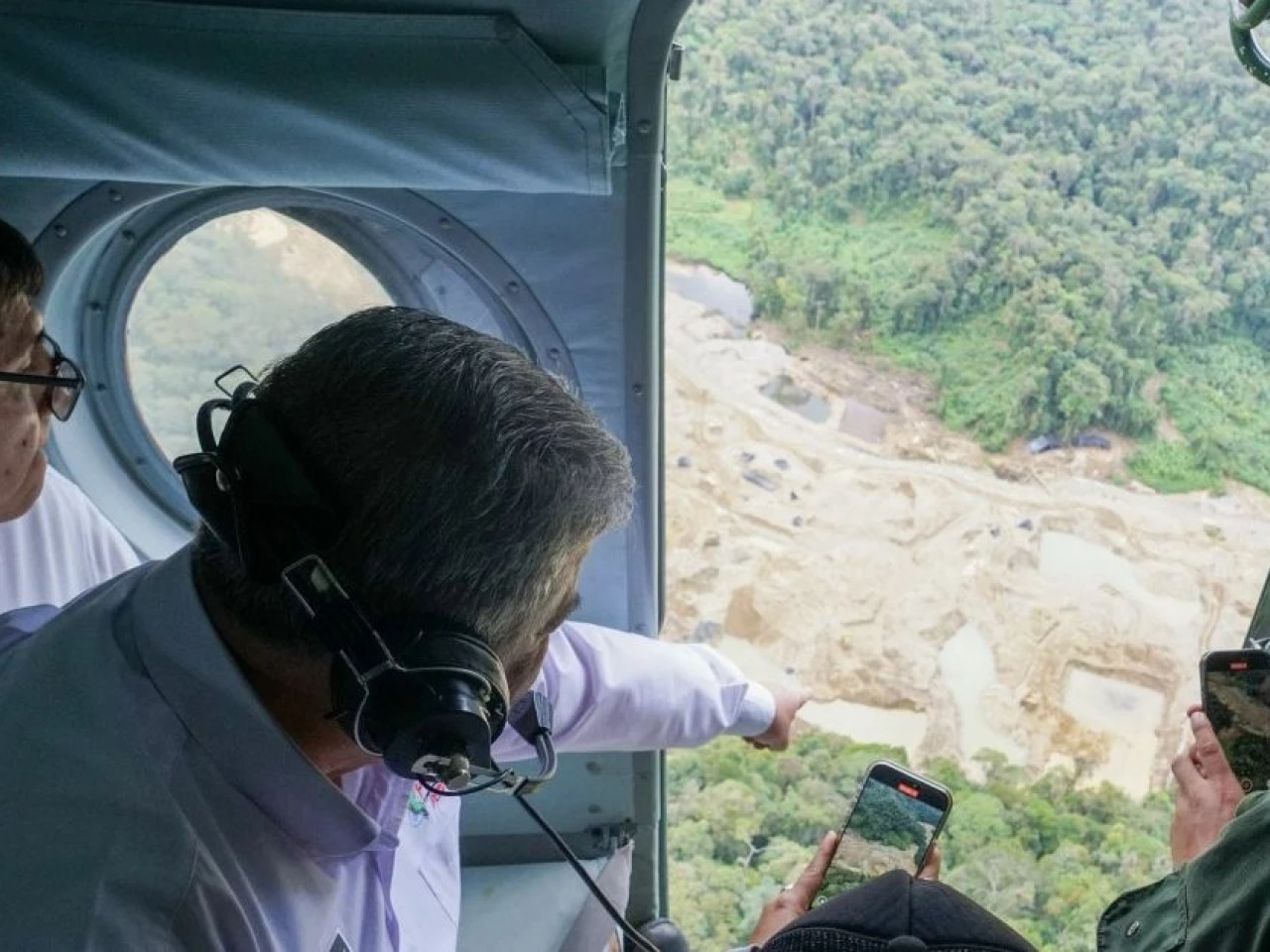 Perú: Ministros sobrevolaron zona fronteriza afectadas por la minería ilegal