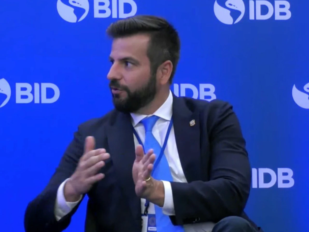 Pablo Arosemena dice que 'bárbaros' se quieren tomar el poder