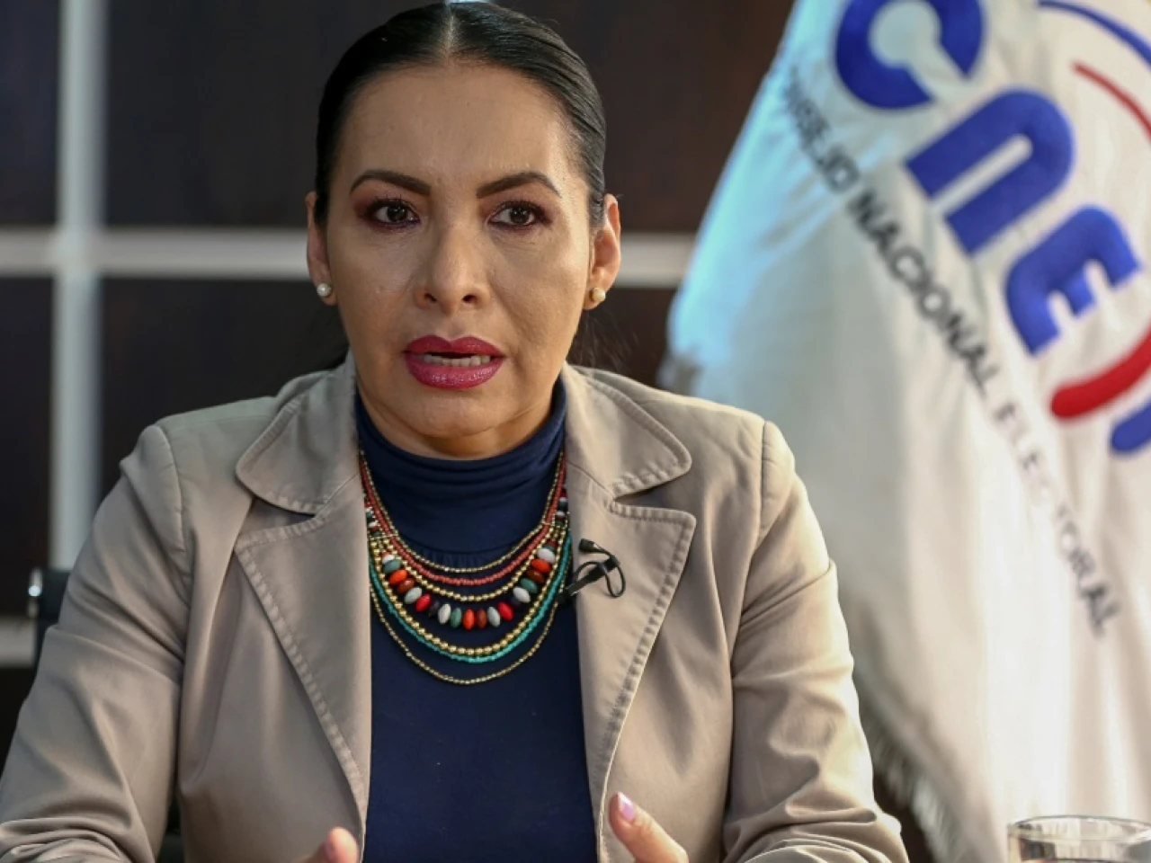 Ecuador reimprimirá papeletas de candidatos presidenciales por error en logo