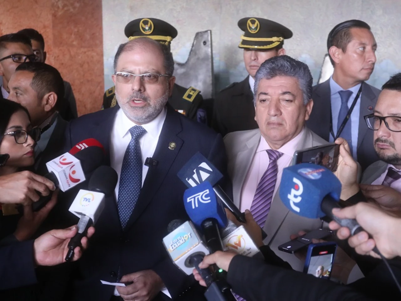Henry Kronfle pide al gobierno que cambie de vocero