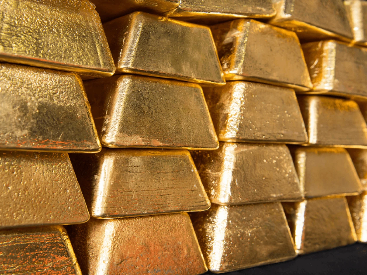 Precio del oro se fortalece por alza del petróleo y expectativas sobre tasas de interés en EE.UU.