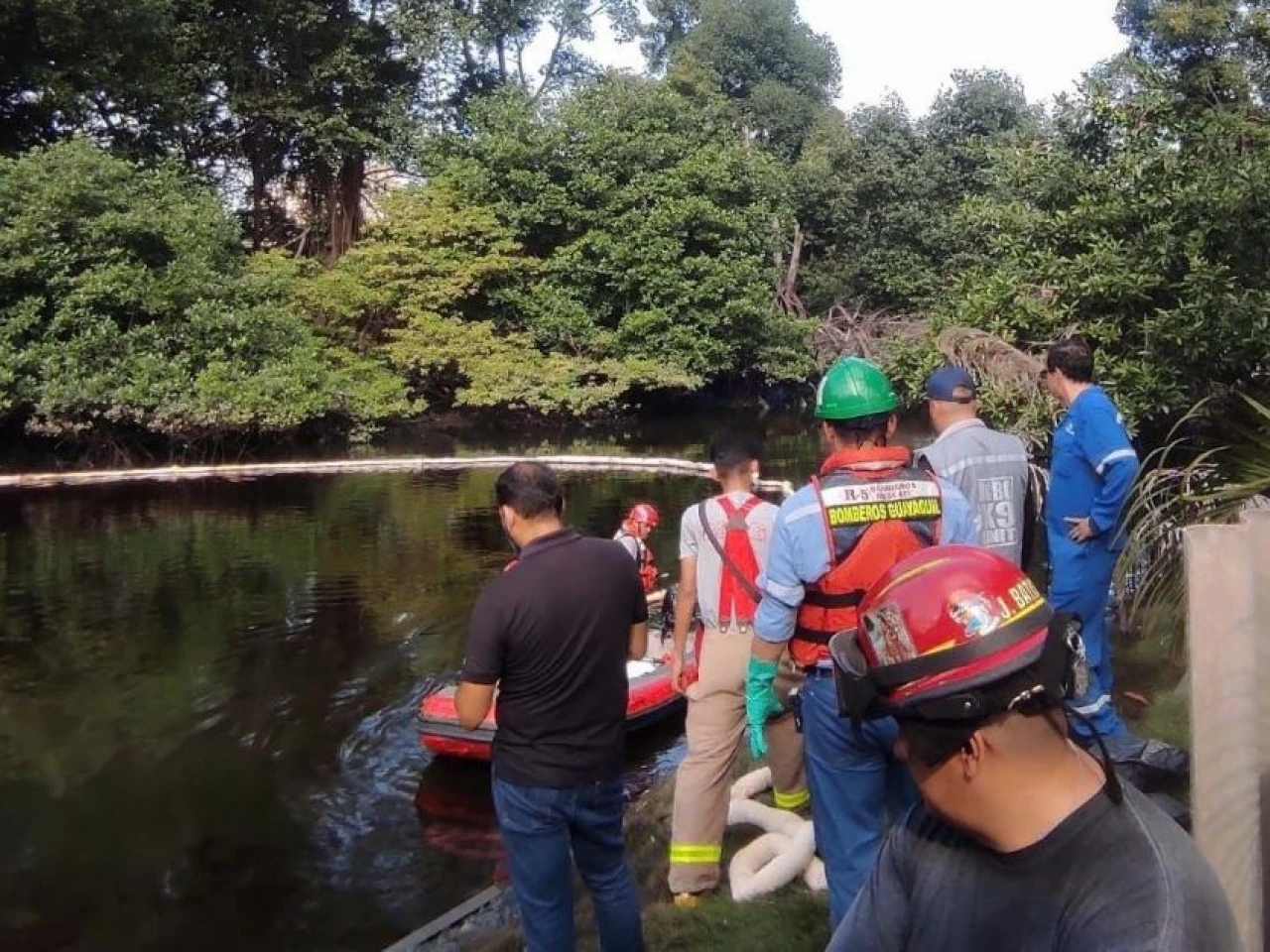 Guayaquil: Derrame de hidrocarburo contaminó el estero Salado
