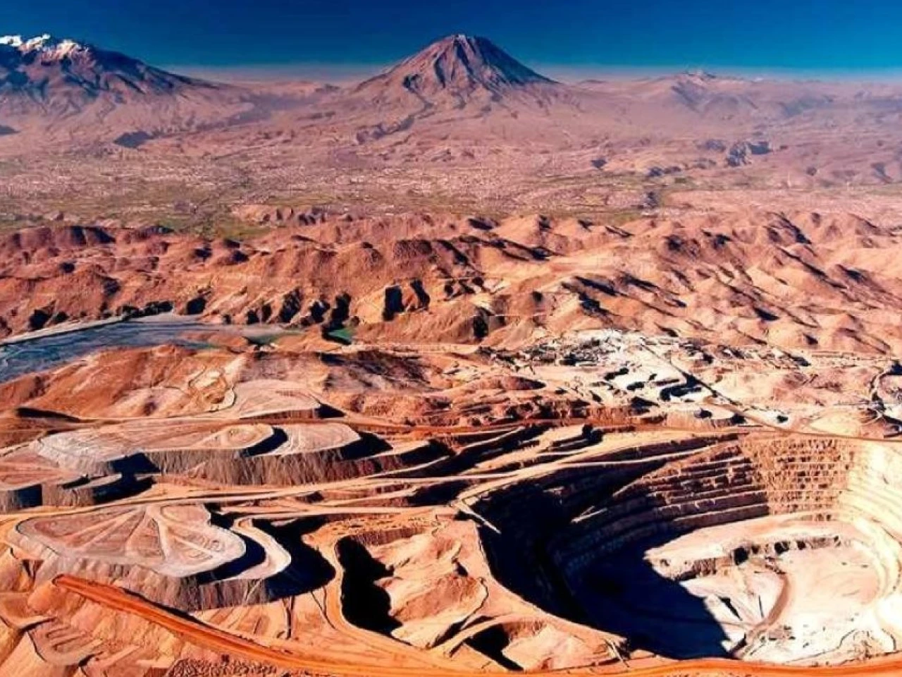 Déficit mundial de cobre acelera búsqueda de nuevos proyectos mineros en Ecuador