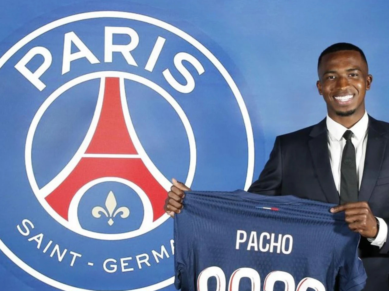 El PSG ficha hasta 2029 a Willian Pacho, el primer ecuatoriano de la historia del club