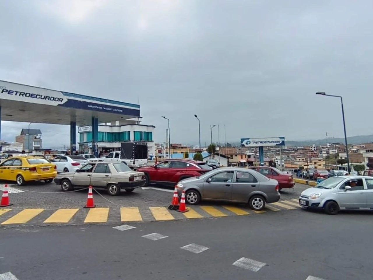 Carchi sufre escasez de combustible por el paro