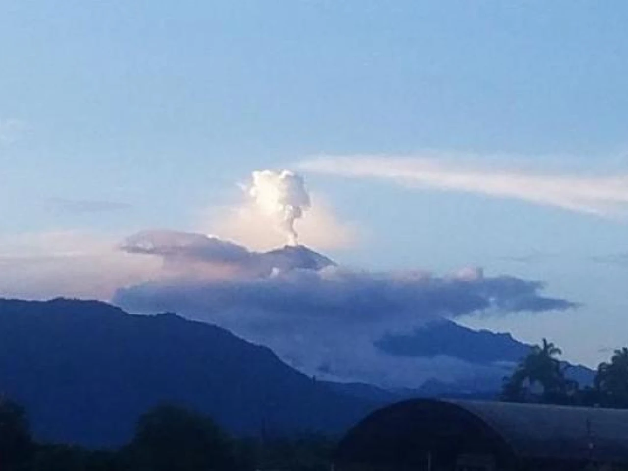 La emisión de ceniza del volcán Sangay activa alerta en tres provincias del país
