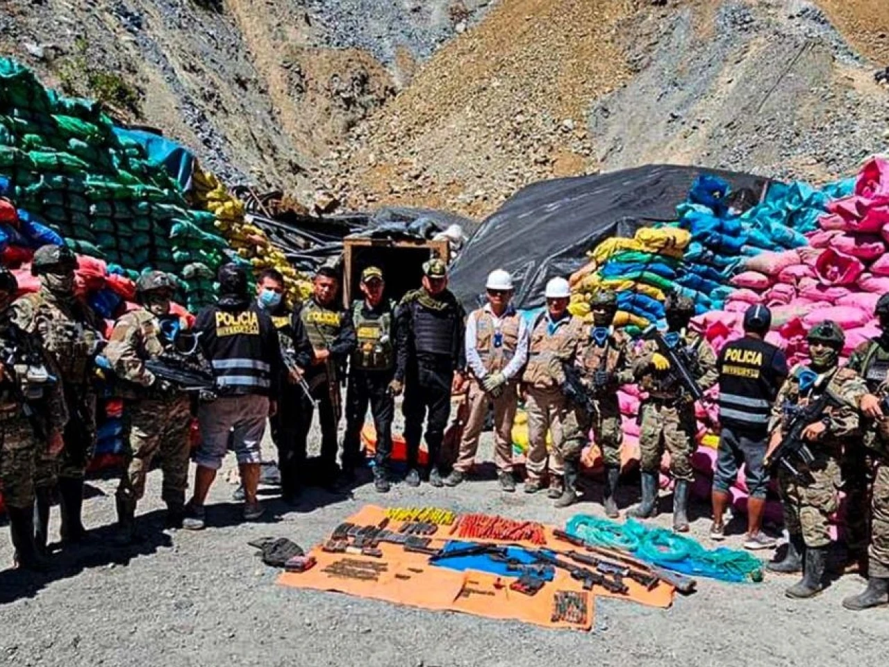 Incautan 125 explosivos y armas en mina ilegal en el norte de Perú 