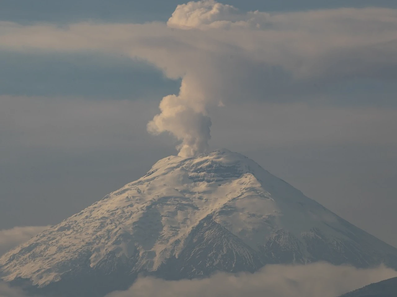 El sur de Quito registra leve caída de ceniza del Cotopaxi