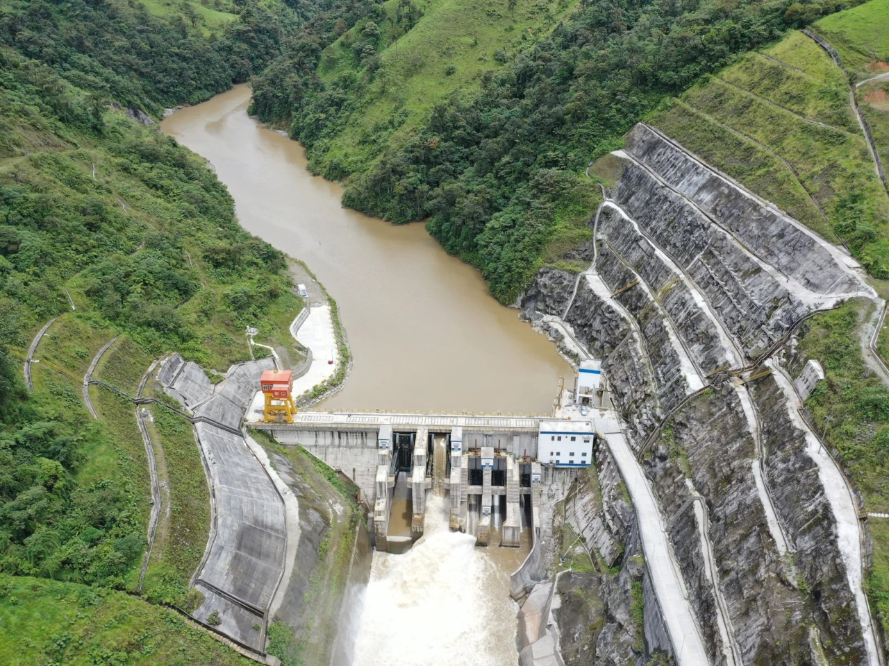 CELEC ayuda con la limpieza de la cuenca del río Zamora