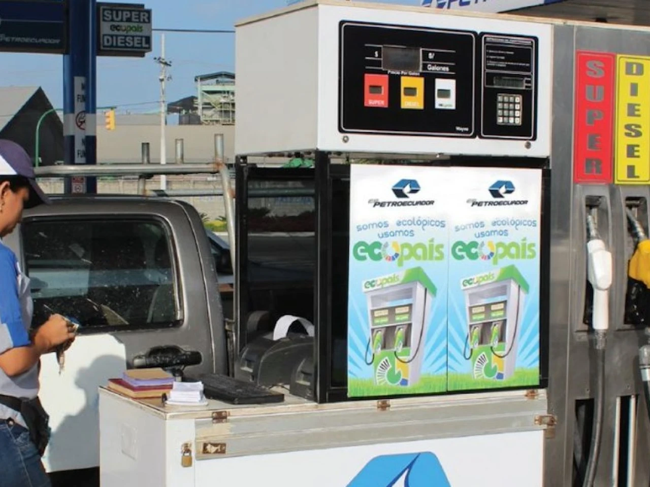 El precio de las gasolinas Extra y Ecopaís bajó 