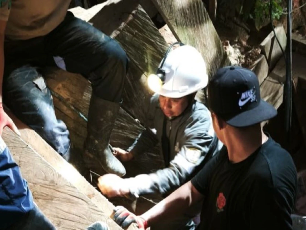 Al menos 18 mineros están atrapados en una mina de oro en el noroeste de Colombia 