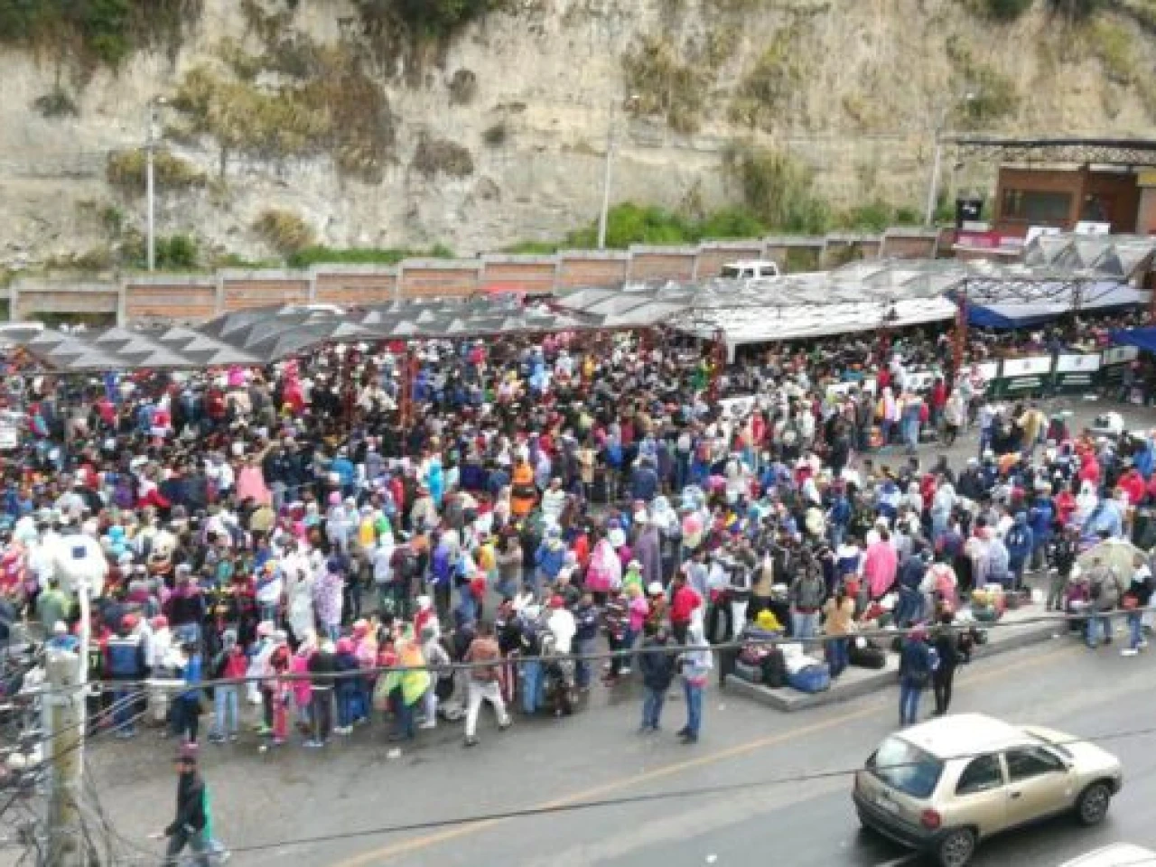 Angustia e incertidumbre entre venezolanos varados en frontera sin pasaporte