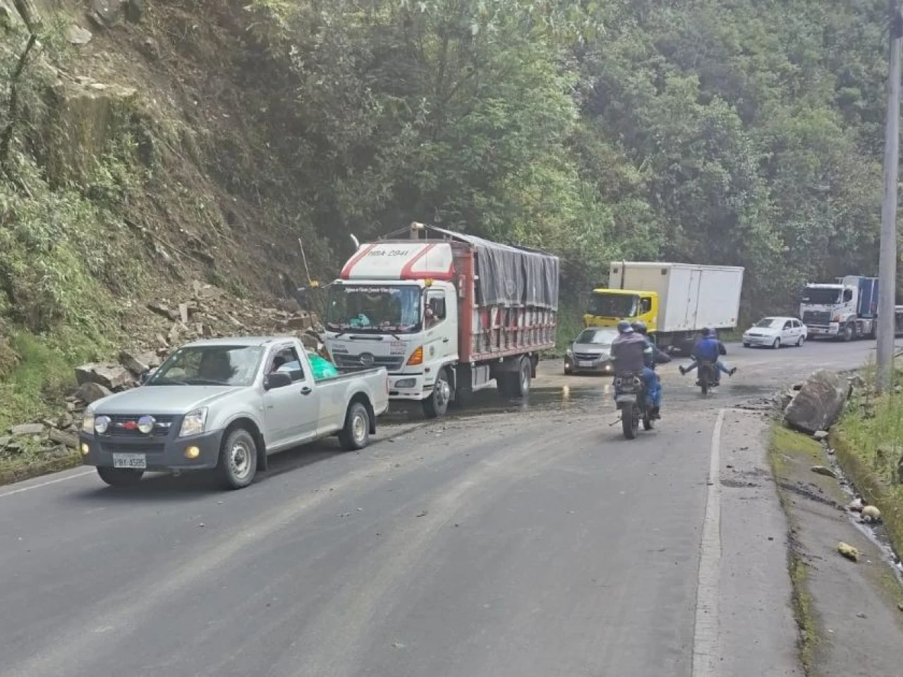 Plantean ampliar a cuatro carriles la vía Baños–Puyo ante caos vehicular