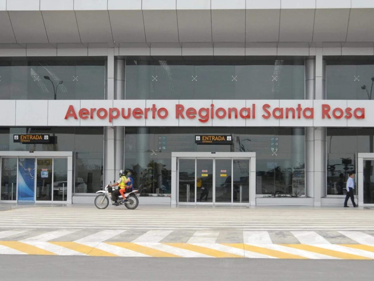 Grupo armado irrumpió en aeropuerto de Santa Rosa