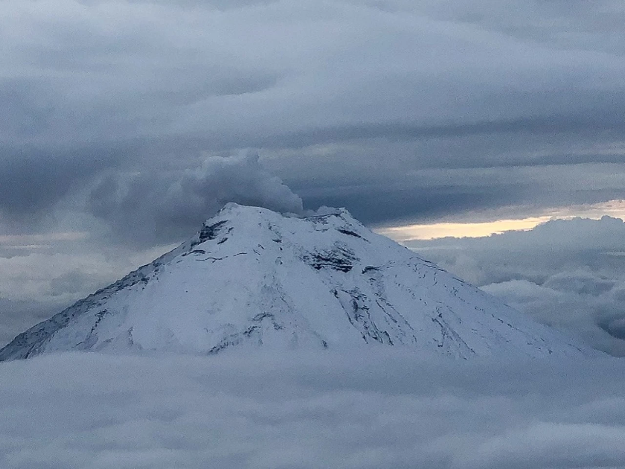 El Cotopaxi lanzó una columna de ceniza de 3 kilómetros de altura