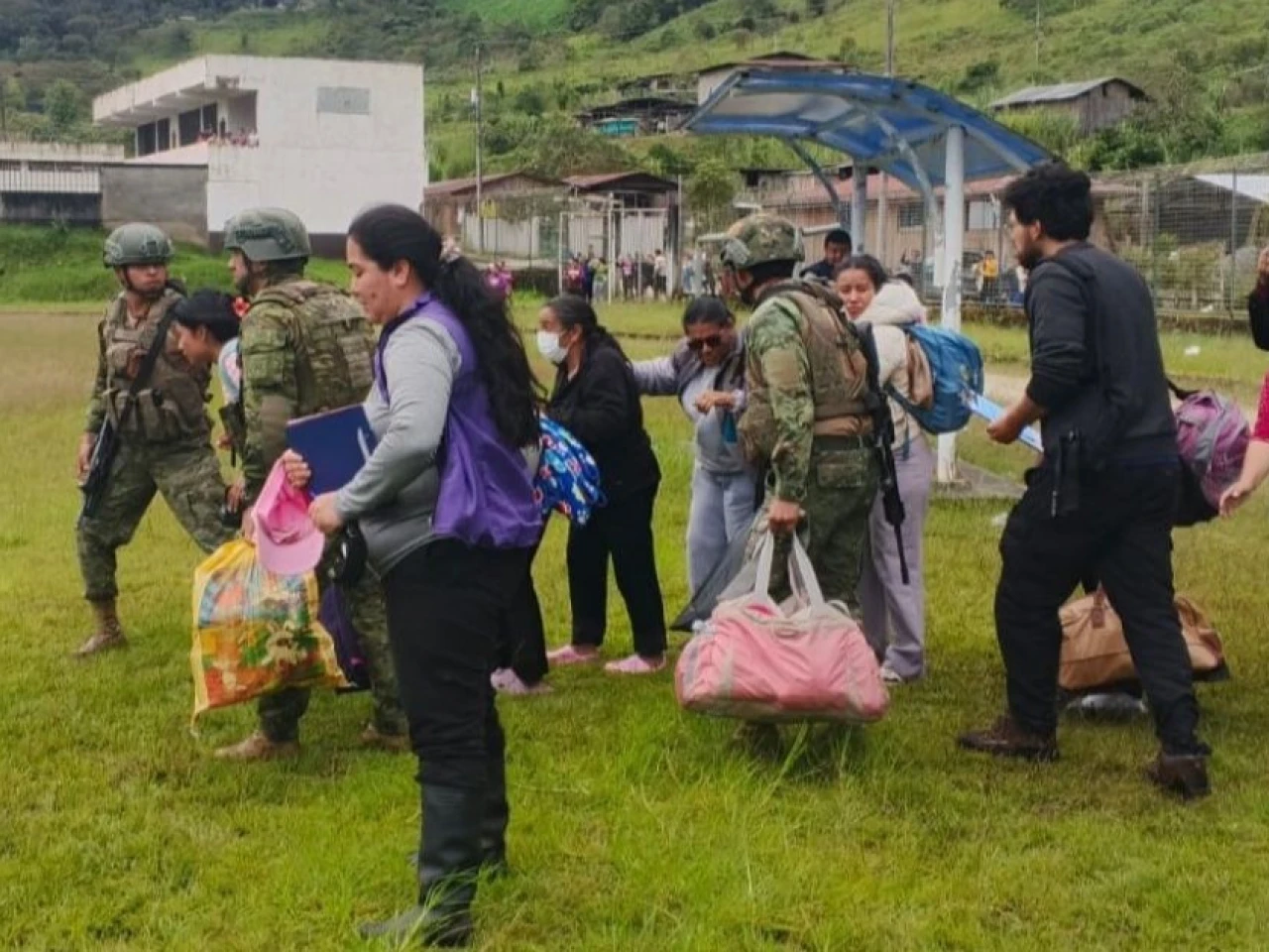 El Ejército rescató a 34 personas atrapadas por derrumbes en Sucumbíos