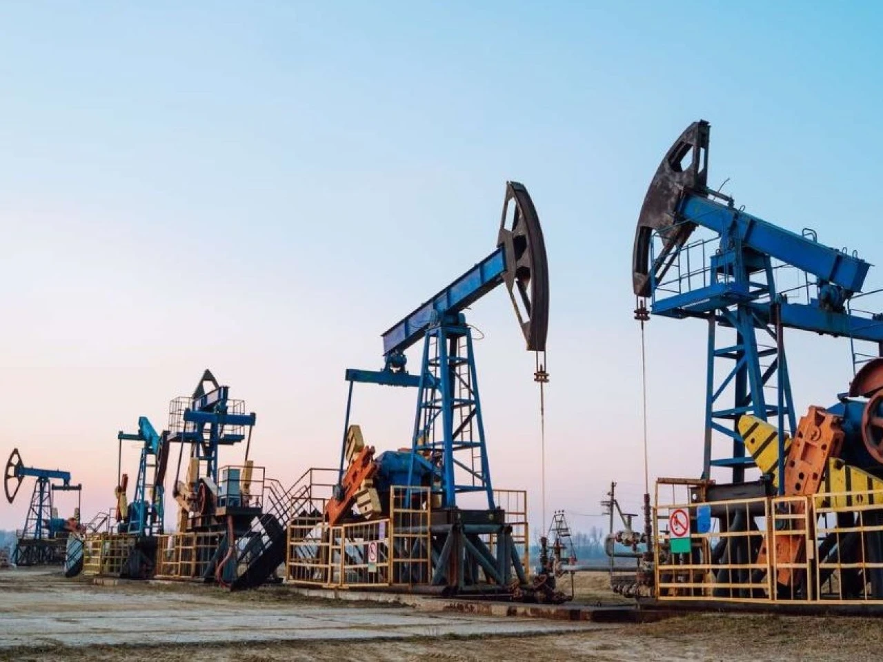 Precio del petróleo retorna a niveles de inicios de 2026 tras reducción de tensiones geopolíticas