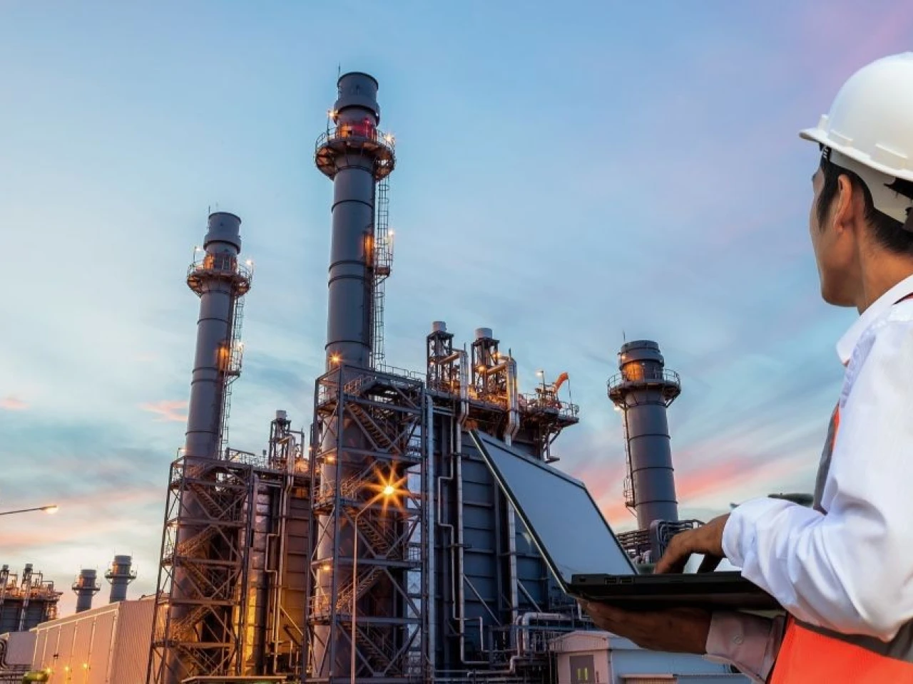 OPEP+ acuerda elevar la producción de petróleo en 188.000 barriles diarios