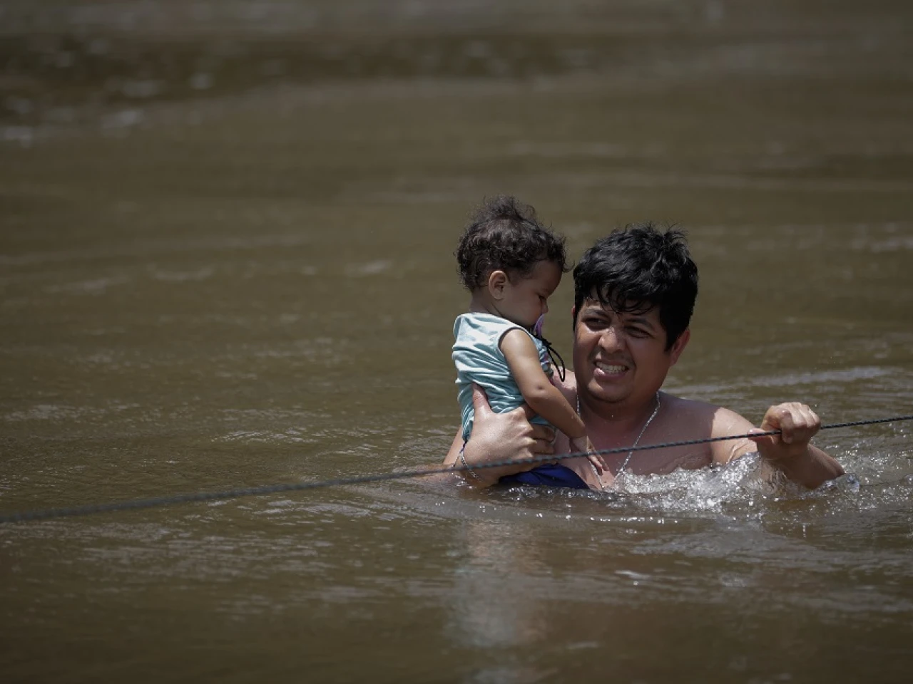 Las redes sociales, el engaño que anima a miles de migrantes por la selva del Darién