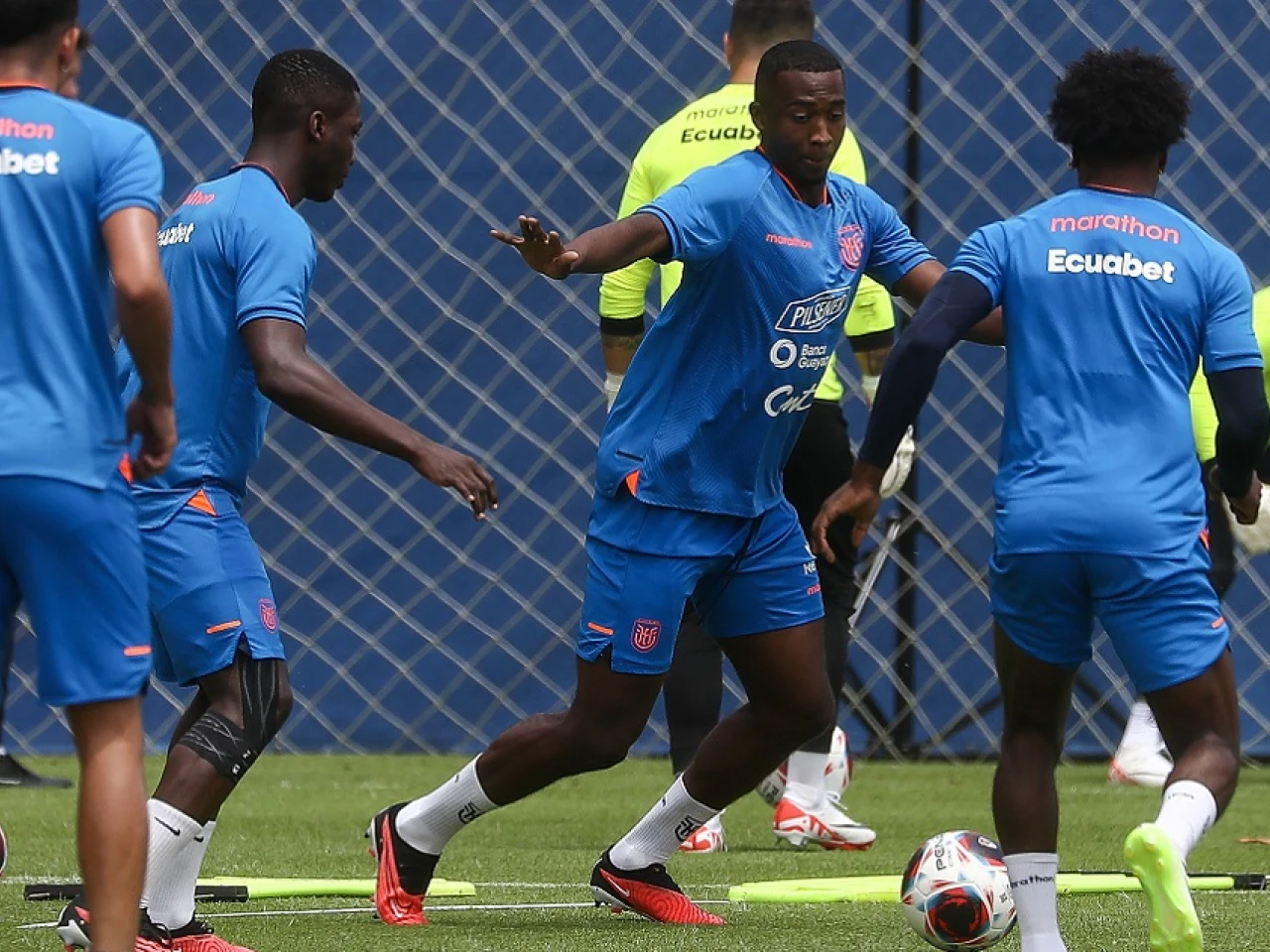 Ecuador entrena a puerta cerrada para recibir a Colombia