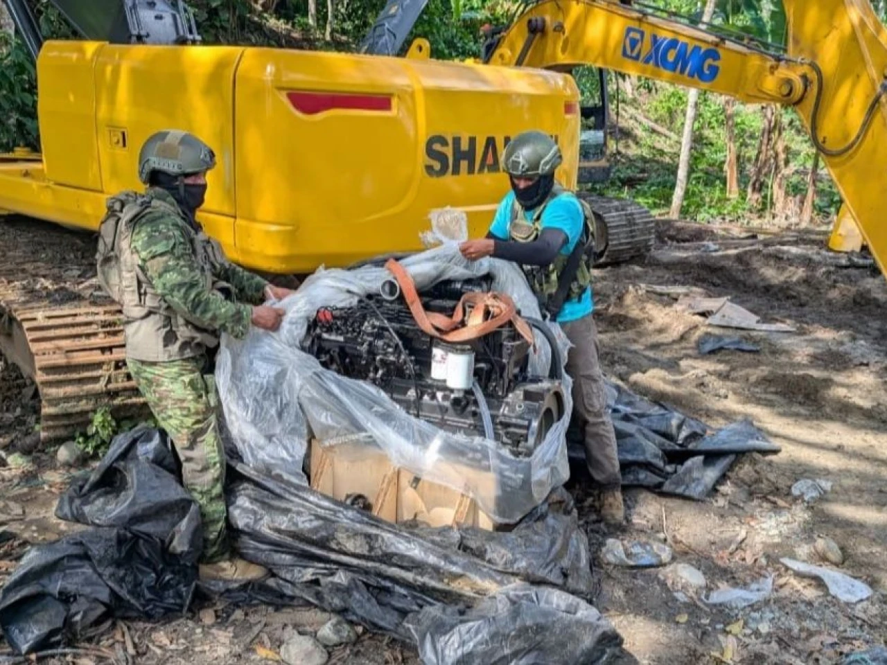 Ejército ecuatoriano destruye maquinaria utilizada en minería ilegal en Napo