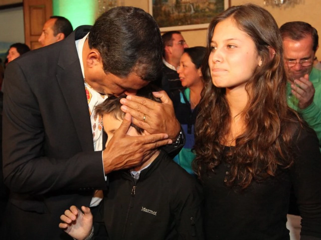 Correa mete a su hija en el baile
