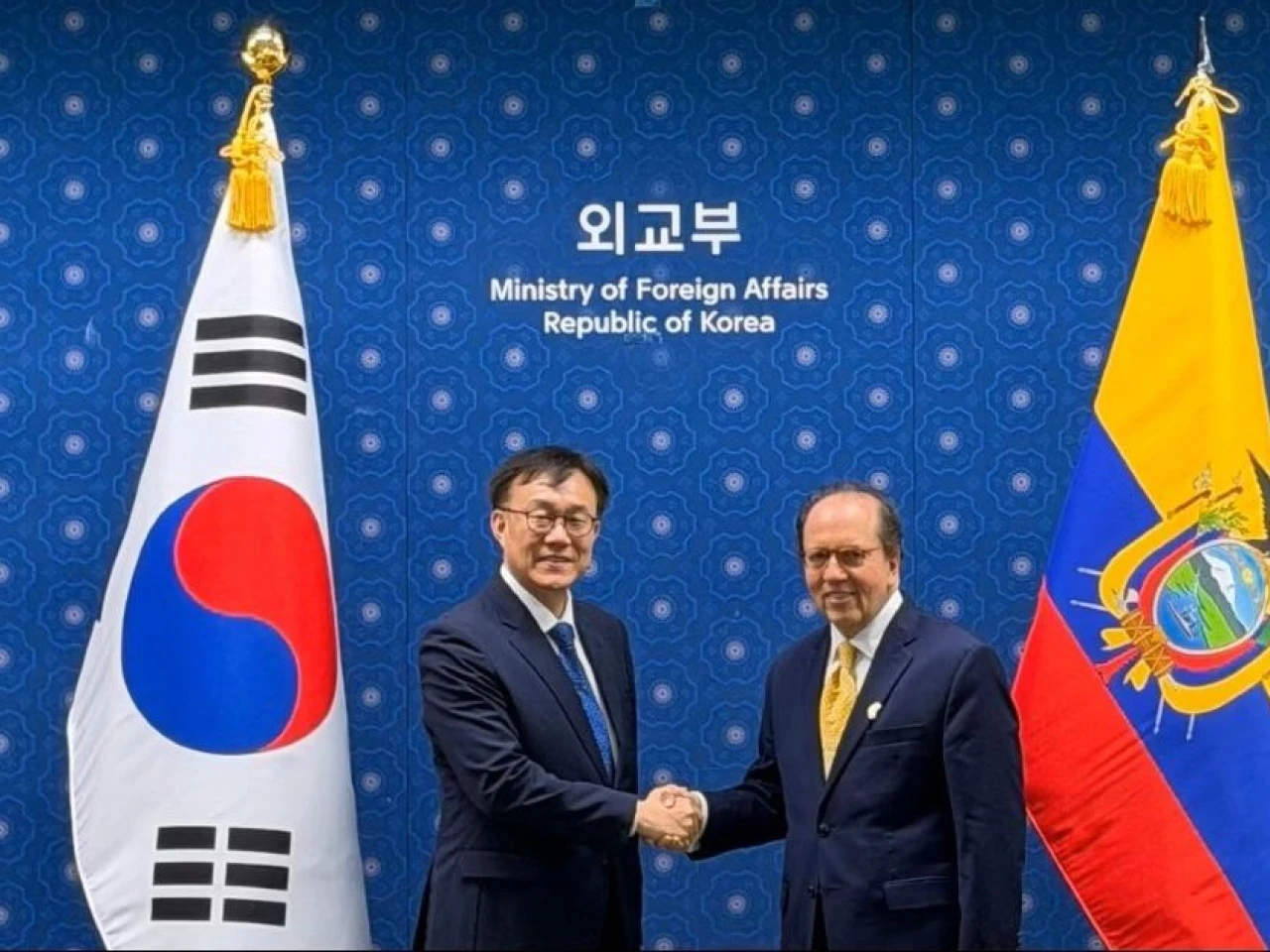 Ecuador y Corea del Sur analizan cooperación en energía y defensa