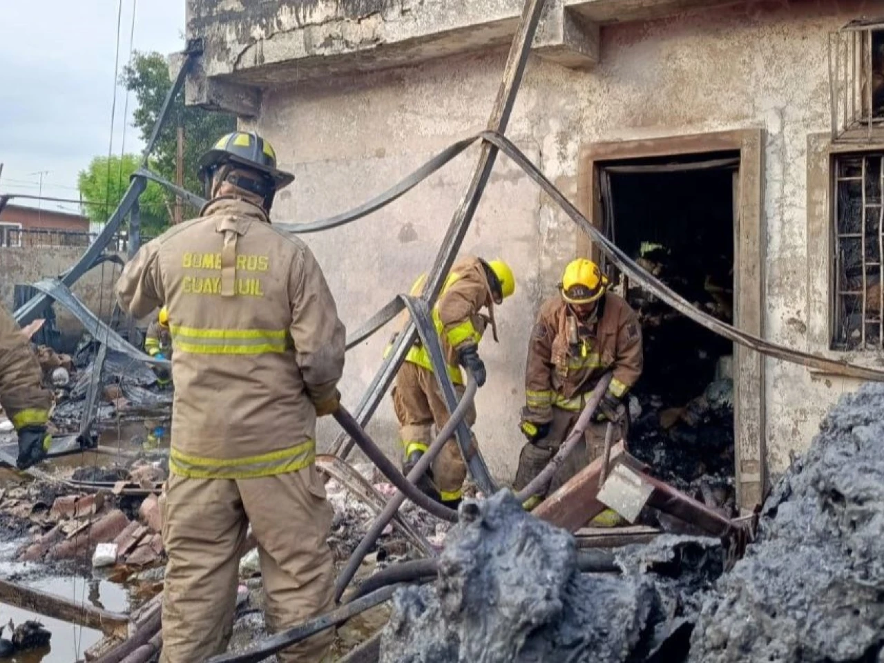 Un incendio dejó un muerto y tres heridos graves en Guayaquil
