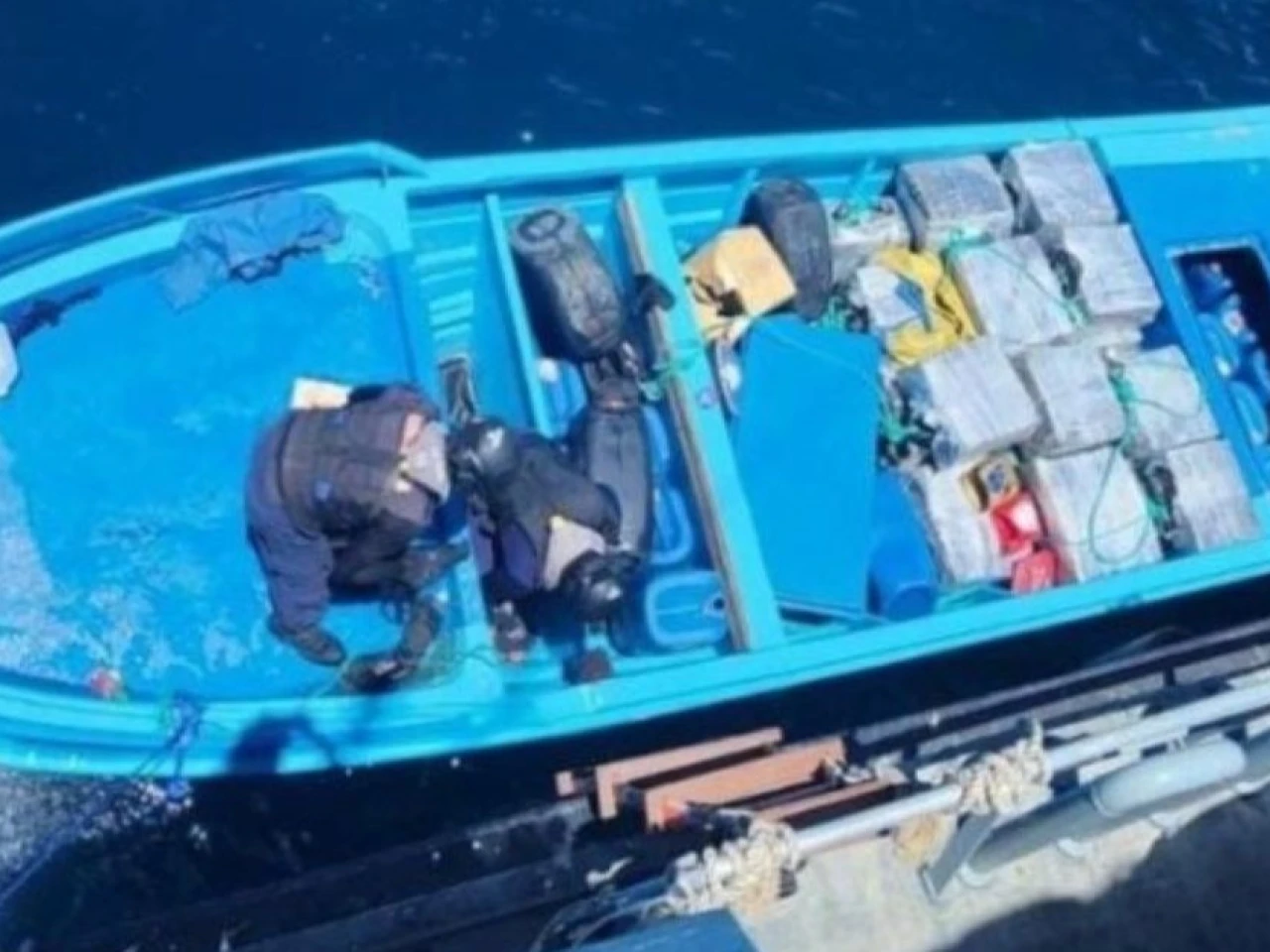 La Armada interceptó 'narcolancha' con 1,8 toneladas de cocaína cerca de Galápagos 