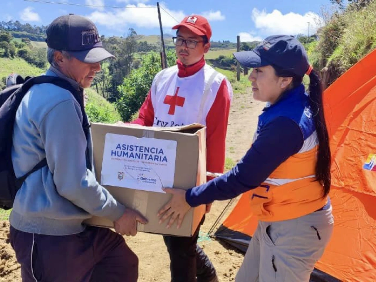 Familias damnificadas por sismo en Carchi reciben asistencia 