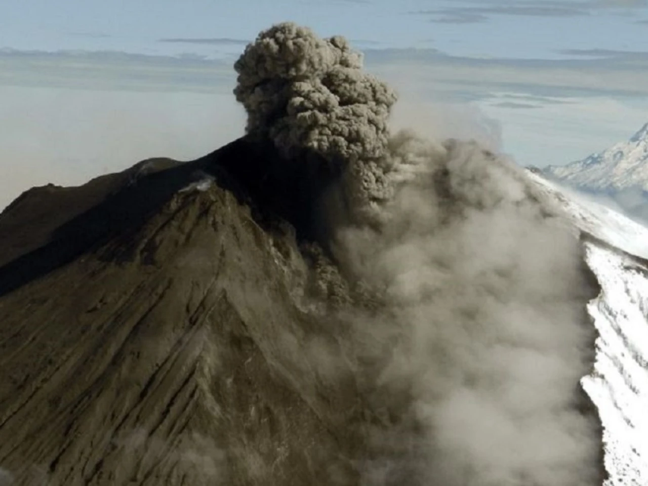 Advierten de posible descenso de lahares desde el volcán ecuatoriano Sangay