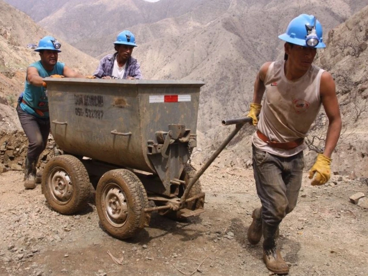Perú: El Congreso decidirá el miércoles la ampliación del registro de mineros informales