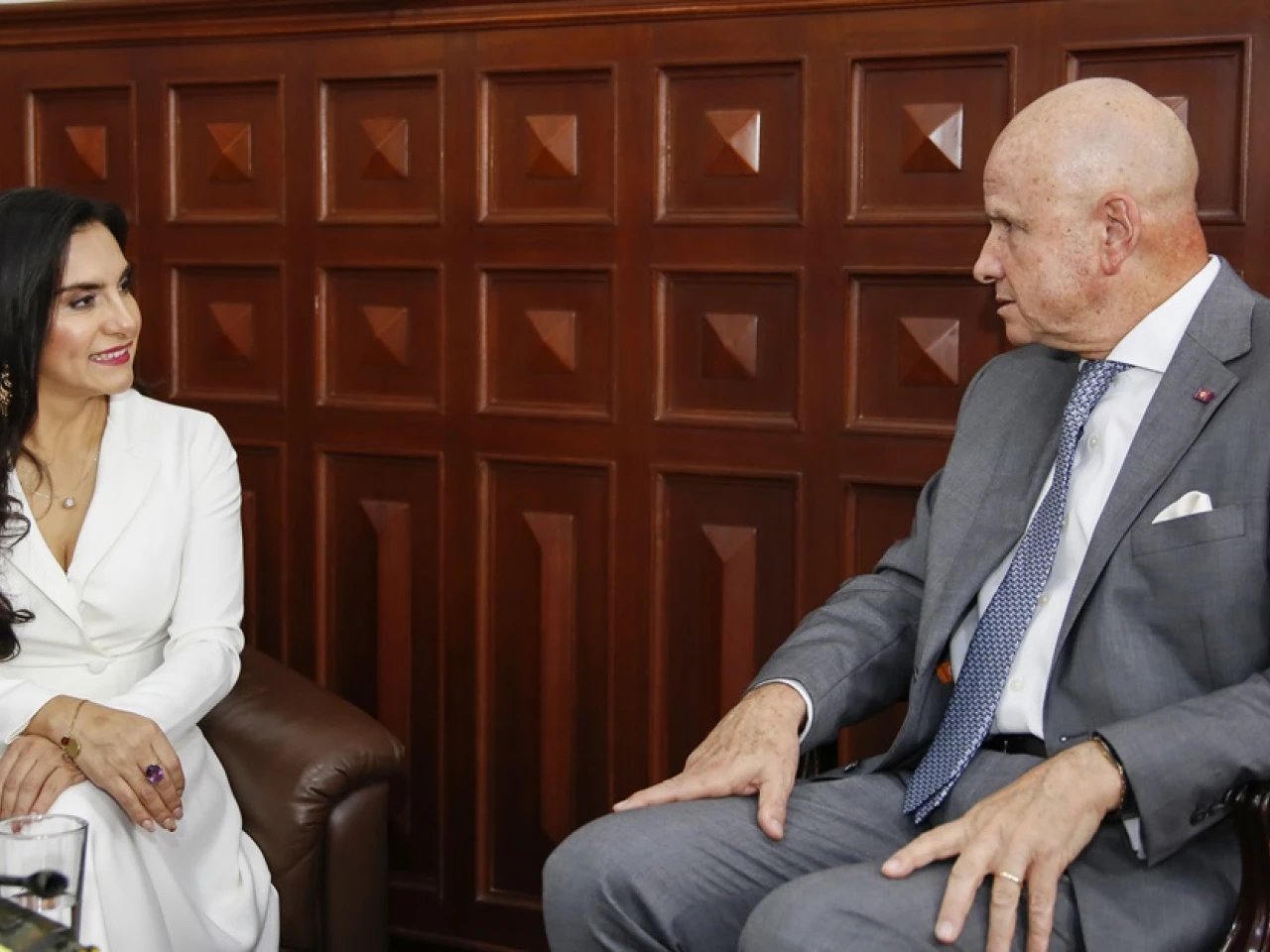 La transición siguió con la primera reunión de vicepresidentes
