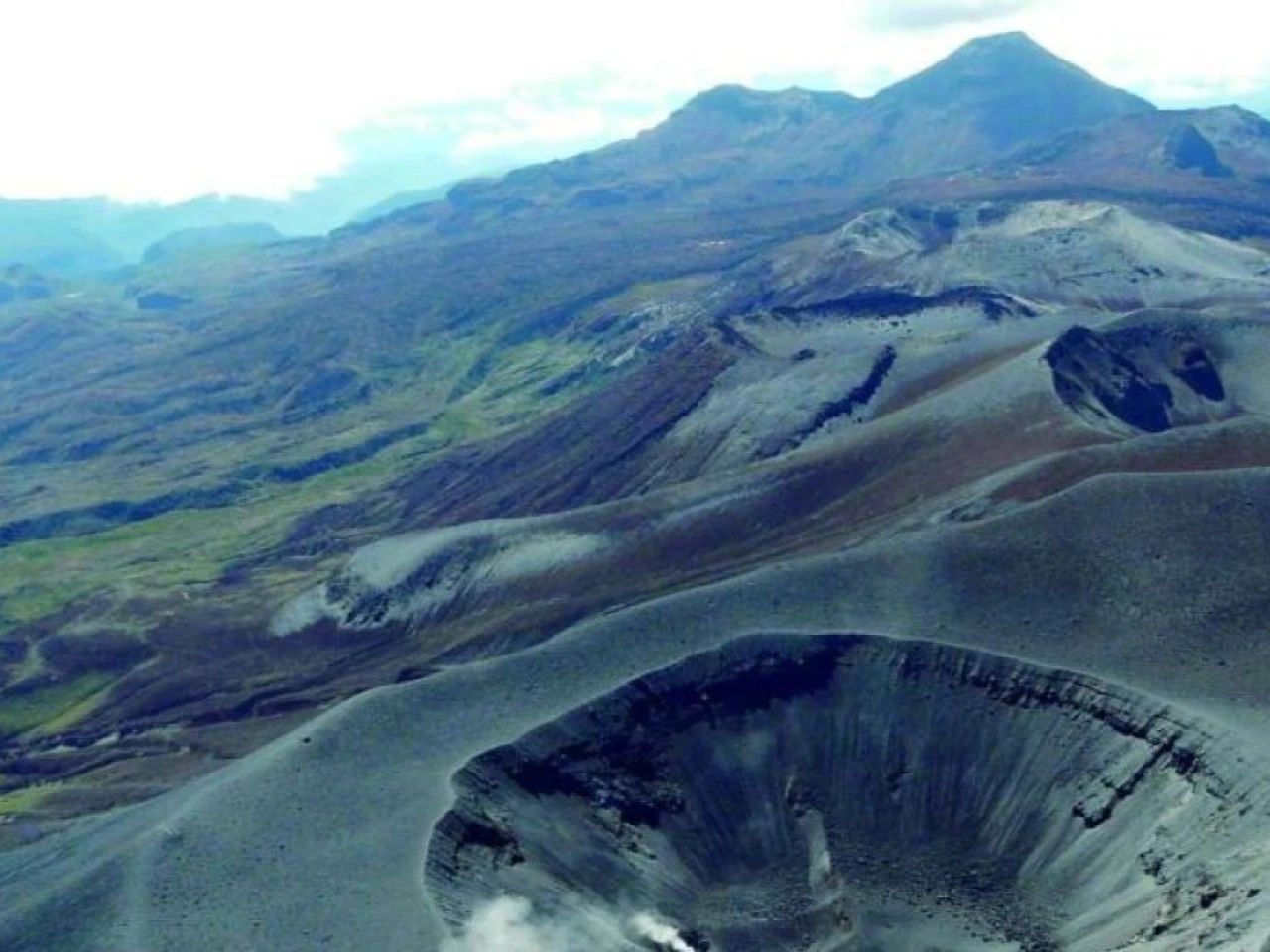 Volcán Puracé sigue inestable y emite columnas de ceniza de hasta 400 metros